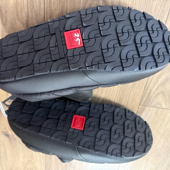The North Face Black Puffer Slippers - Picture 4 of 4